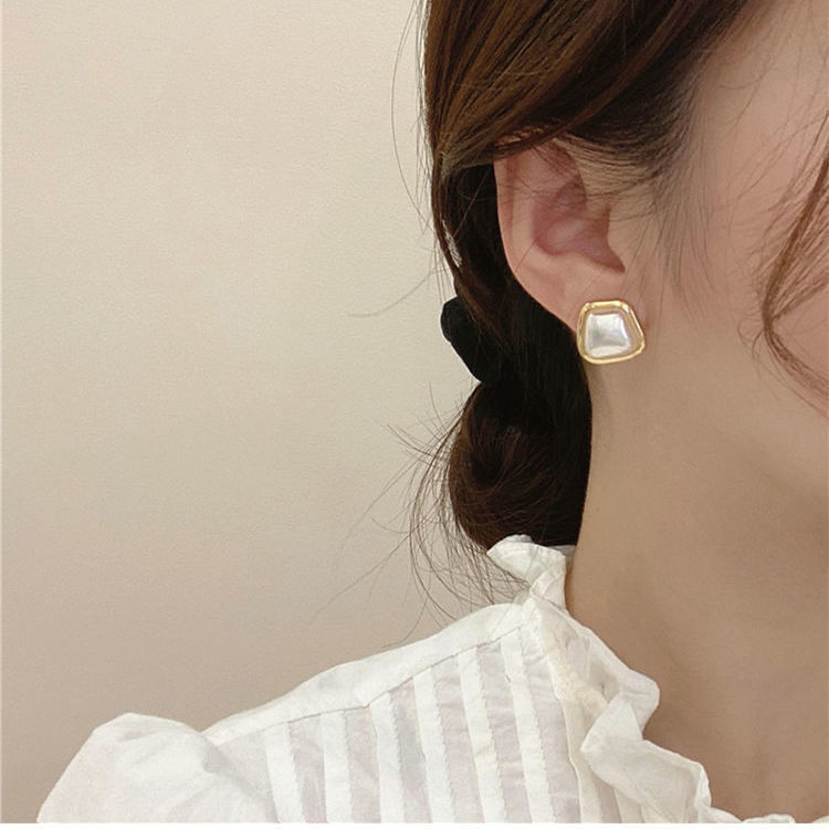 High-grade Earrings French Korean Style Vintage Pearl New Earrings Graceful Online Influencer Elegant Silver Stud Earrings Women