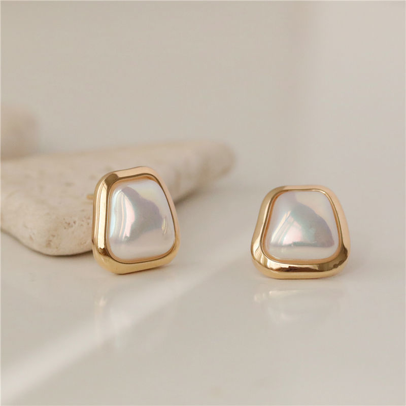 High-grade Earrings French Korean Style Vintage Pearl New Earrings Graceful Online Influencer Elegant Silver Stud Earrings Women